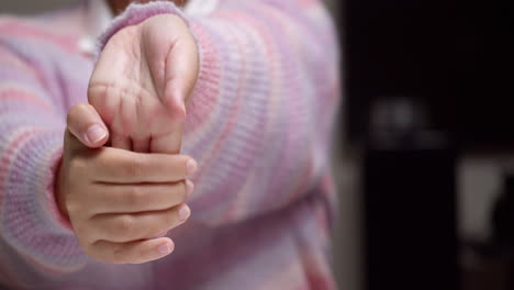 puntos de desencadenamiento de la mano y tendinitis con terapia de masaje manual