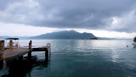 Tranquilidad-De-La-Bahía-De-Coron-En-Palawan,-Filipinas-Durante-La-Temporada-Baja-En-Un-Día-Húmedo,-Gris,-Nublado-Y-Lluvioso-Con-Vistas-Al-Océano-Y-A-Una-Remota-Isla-Tropical