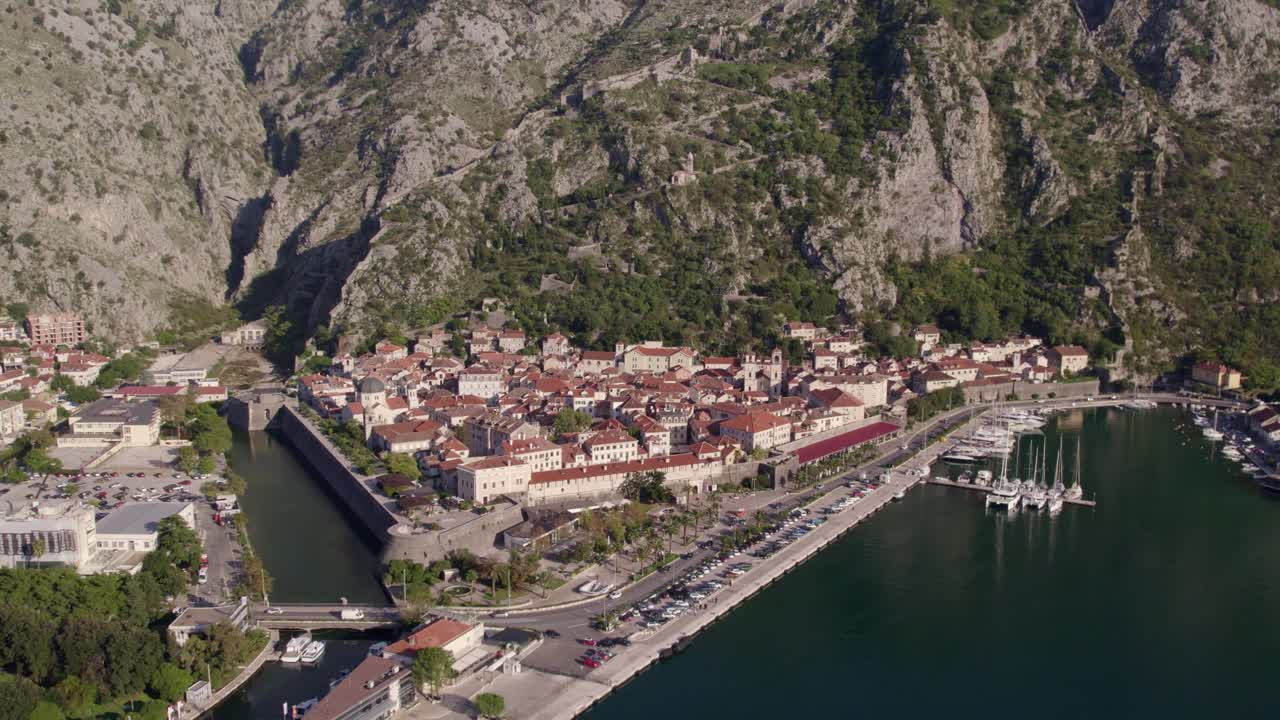 Pemandangan udara kota abad pertengahan bersejarah dengan atap merah di Kotor, Montenegro