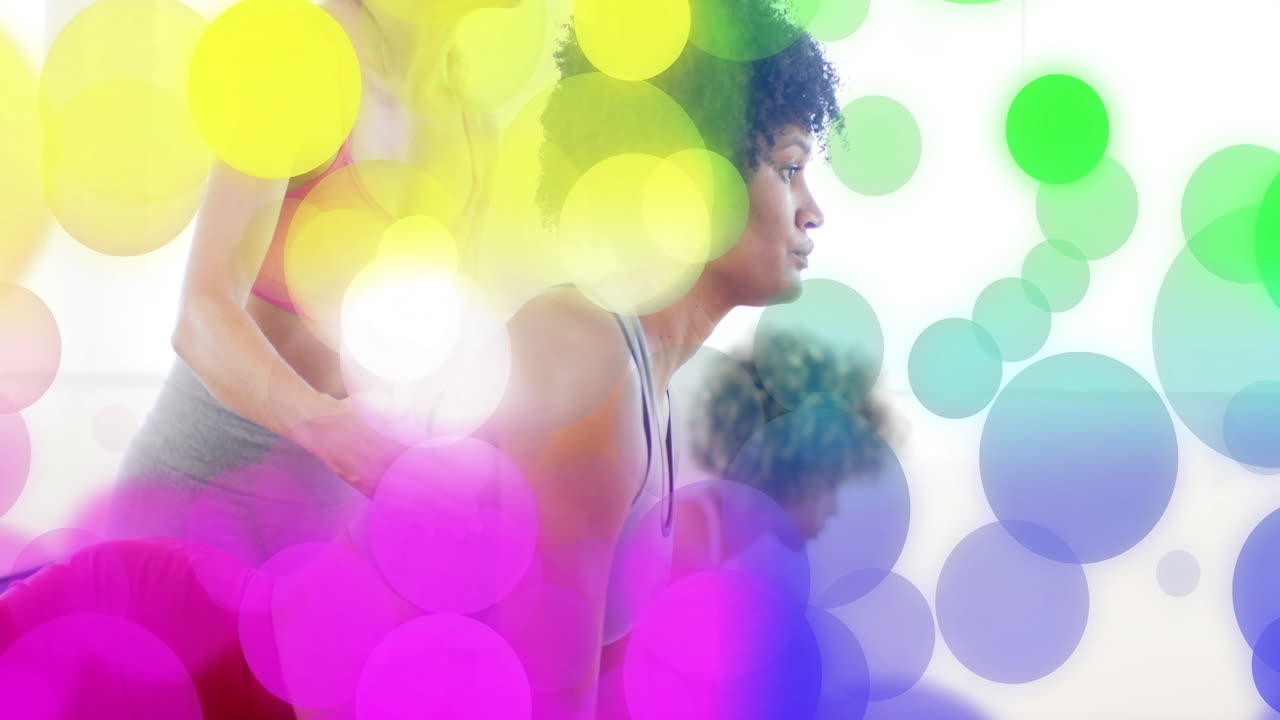 practicando yoga en el interior, personas con colorida animación bokeh en el fondo