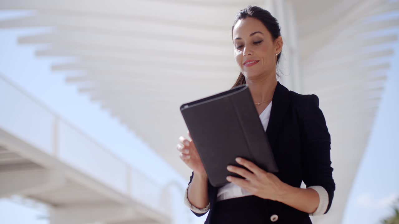 elegante mujer de negocios en un paseo marítimo