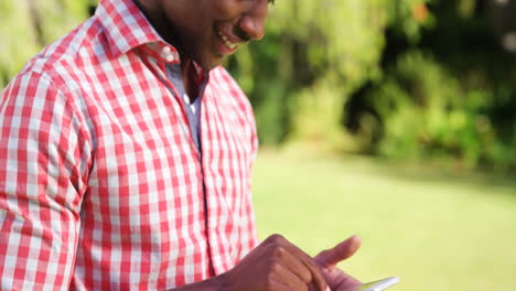 El-Retrato-Del-Hombre-Está-Usando-Un-Teléfono-Inteligente.-