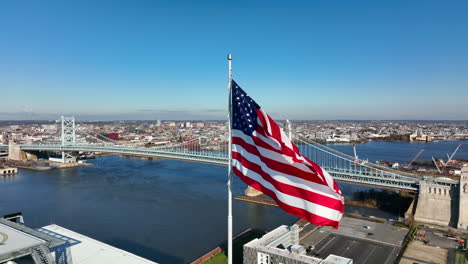 Die-Amerikanische-Flagge-Weht-Im-Wind