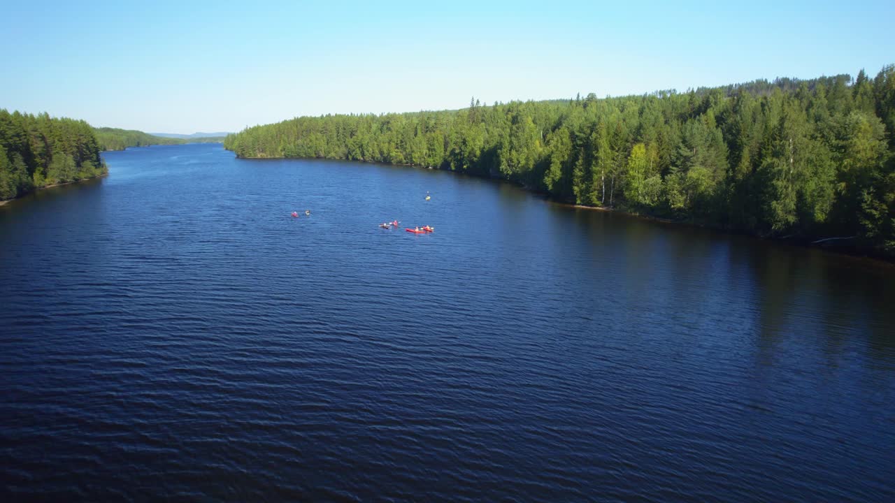grupo de personas remando en un día soleado en un lago