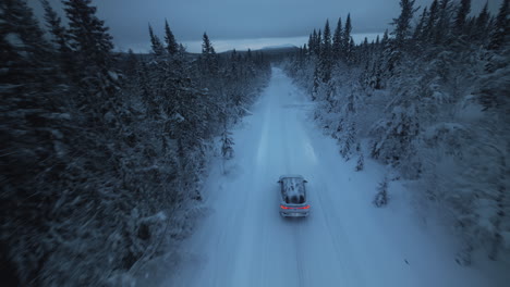 volkswagen id.5 gtx en el paisaje invernal del norte de suecia