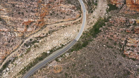 Toma-Superior-Sobre-Un-Camino-Rural-Que-Pasa-Por-Un-Cañón-En-Sudáfrica