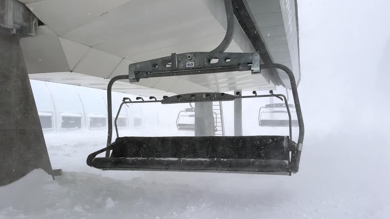 시에라 블리자드 (sierra blizzard) 의 빈 스키 의자 리프트 (empty ski chairlift)