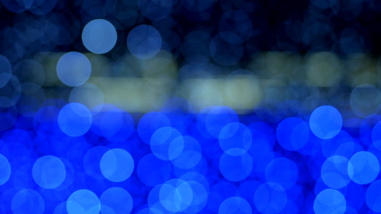 el fondo azul abstracto de la noche está desfocado con un bonito bokeh. luces de navidad borrosas bokeh. panorámica a través del borrón.