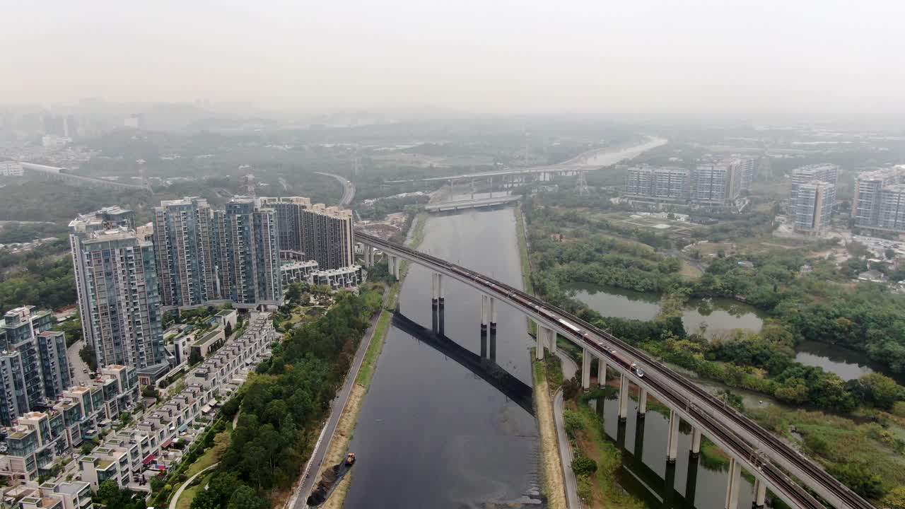 vista aérea de un cruce de puente de tren mtr en sha tin, hong kong