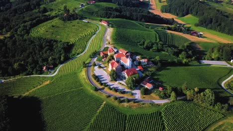 Imágenes-Aéreas-De-Drones-De-Svetinje,-Que-Es-Un-Pequeño-Pueblo-En-El-Municipio-De-Ormož-En-El-Noreste-De-Eslovenia