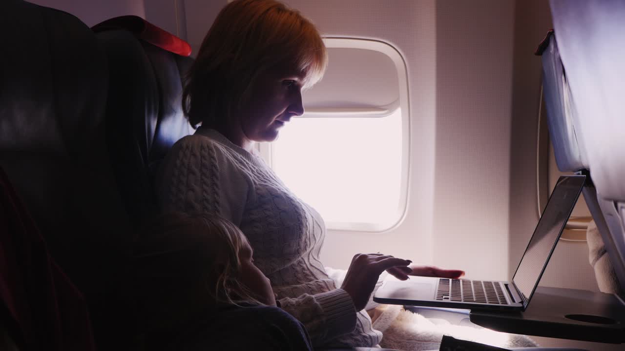 mamá e hija en la cabaña mi madre trabaja con una laptop