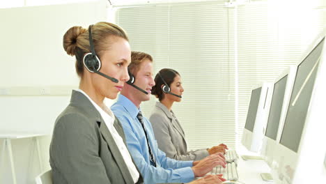 Business-Team-Arbeitet-Im-Callcenter-