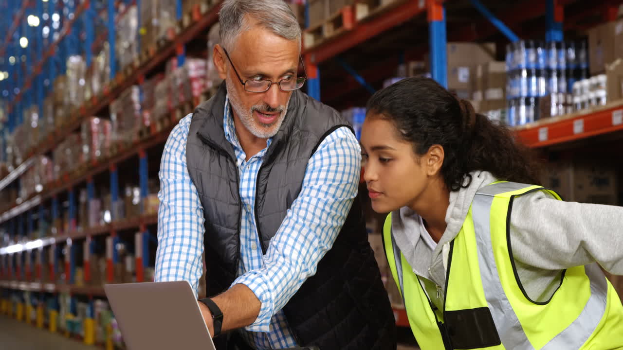 trabajadores de almacén trabajando juntos