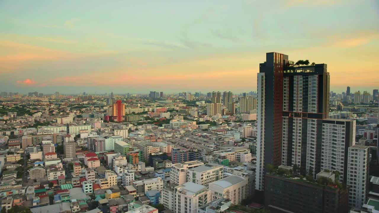 vistas de la ciudad urbana con un gran rascacielos condominio a la vista, bangkok, tailandia