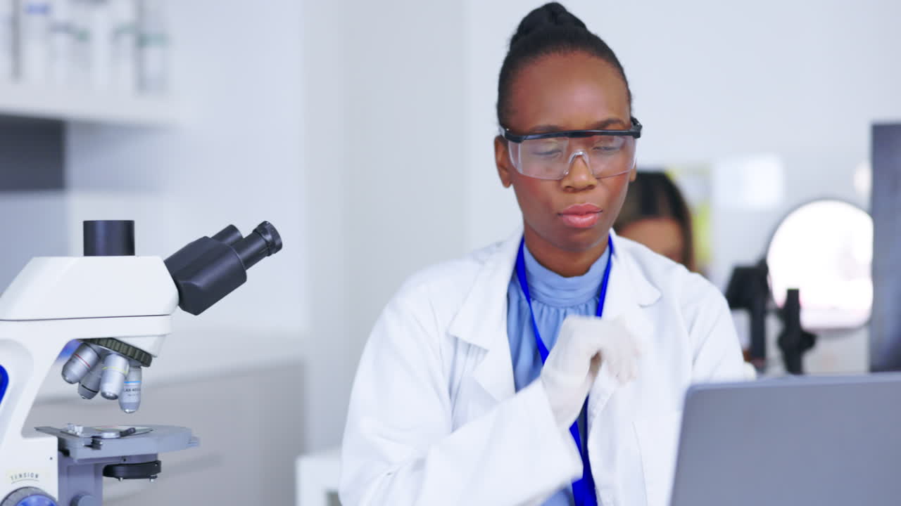 Donna di colore, scienziata che pensa con il portatile