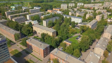 Vista-Aérea-Del-Bloque-De-Viviendas-Tradicionales-De-Daugavpils-Rodeado-De-Naturaleza,-Letonia