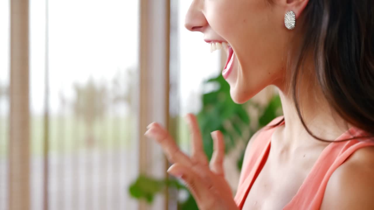 남자 는 약혼 반지 를 들고 여자 를 놀라게 한다