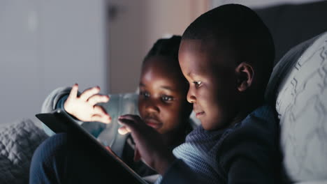 Niños-Negros,-Felices-Y-Tableta-En-El-Dormitorio-De-Casa