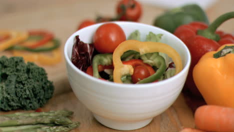 Tomates-Cayendo-En-Ensalada-En-Cámara-Súper-Lenta