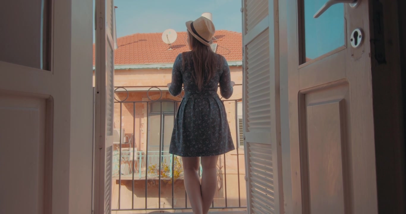 Una giovane turista sul balcone