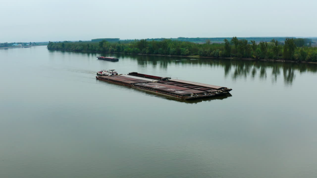 화물선은 다뉴브 강의 잔잔한 물을 통해 여행