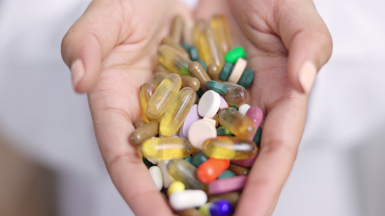 mujer de la salud, sonrisa y medicina en las manos