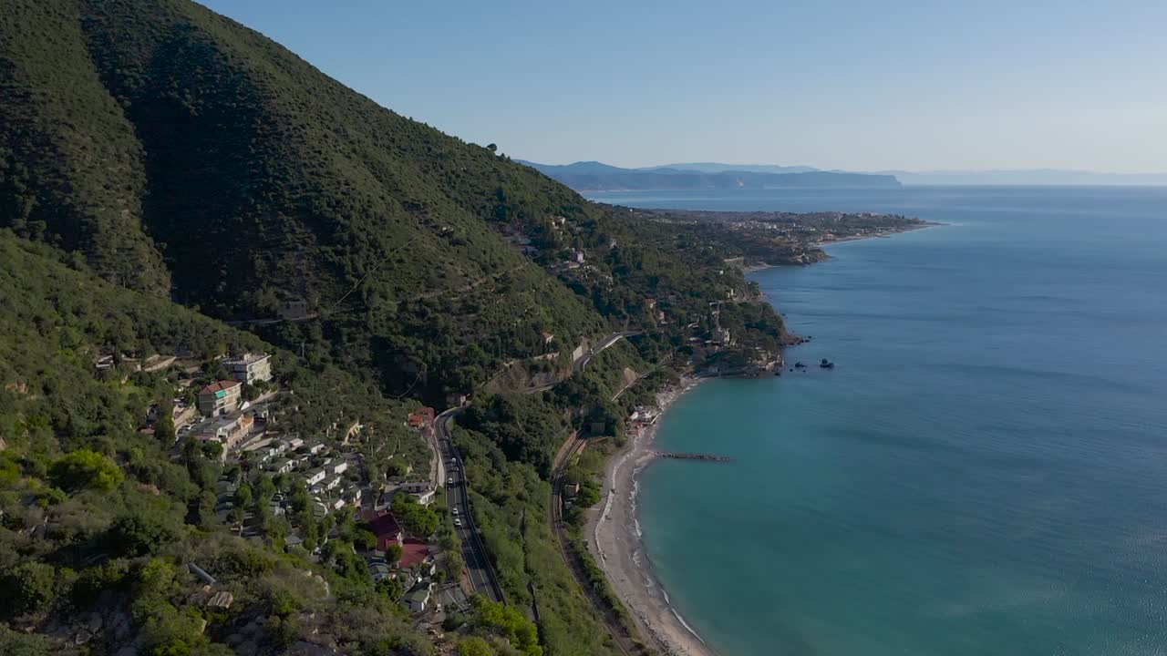 Drone revelando a bela costa da Ligúria.