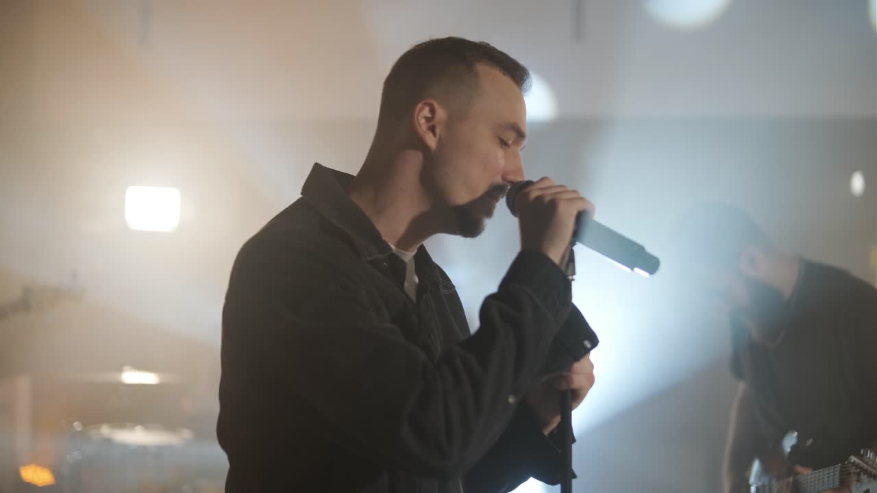 Esibizione dal vivo di una band con Cantante, Bassista, Pianista, Batterista e Chitarrista
