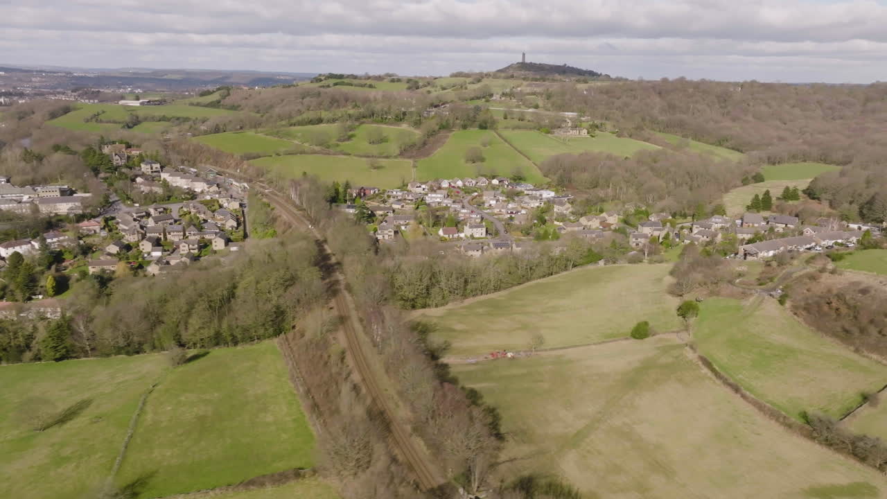 vista aérea del puente hebden en yorkshire que revela la ciudad del mercado y el cruce sobre las vías del ferrocarril