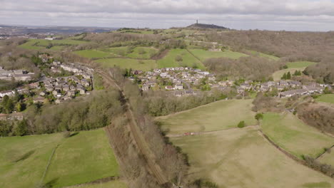 Luftaufnahme-Der-Hebden-Bridge-In-Yorkshire,-Die-Den-Blick-Auf-Die-Marktstadt-Und-Die-Überquerung-Der-Eisenbahnschienen-Freigibt