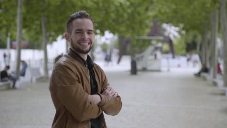 Toma-En-Cámara-Lenta-De-Un-Joven-Sonriente-Con-Los-Brazos-Cruzados.