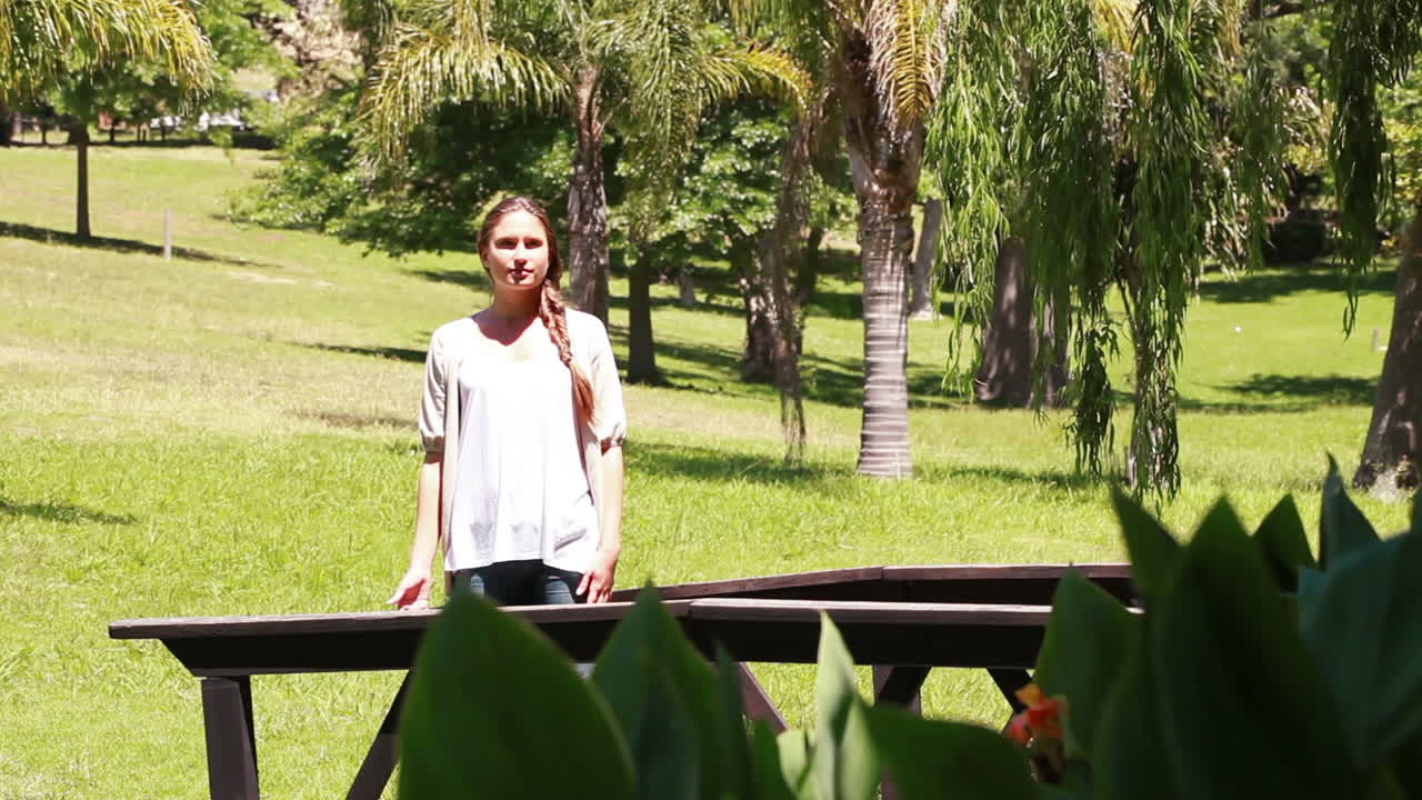 una mujer saliendo por la cubierta.