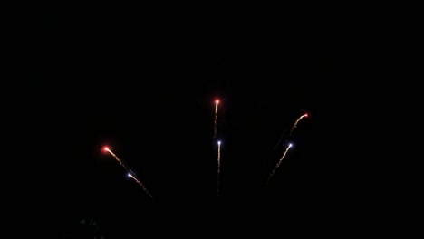 pequeños fuegos artificiales, con un cielo negro detrás