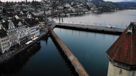 Imágenes-Aéreas-De-Lucerna,-Suiza-Desde-Arriba-Del-Histórico-Kapellbrücke-Hacia-El-Lago