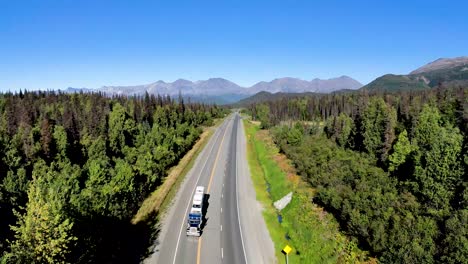 Vista-Aérea-De-Un-Gran-Camión-Conduciendo-Por-Una-Carretera-En-El-Interior-De-Alaska