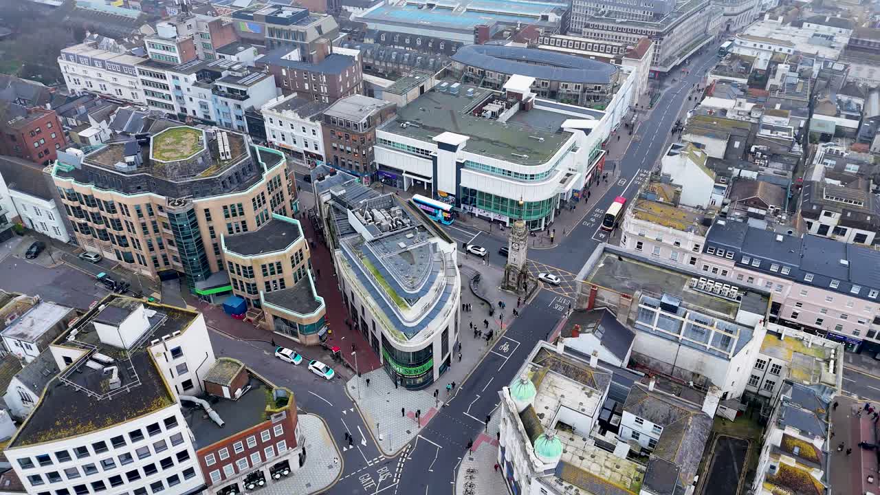 Filmatiske flyopptak med drone av Brighton sentrum, med North Street, Queens Road, West Street, Air Street og det ikoniske Brighton Clock Tower, med mye trafikk, måker og fotgjengere
