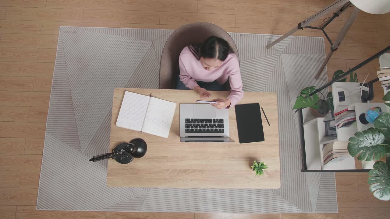 집에서 소파에 앉아 스마트폰으로 게임을 잃는 화가 난 아시아 여성의  뷰
