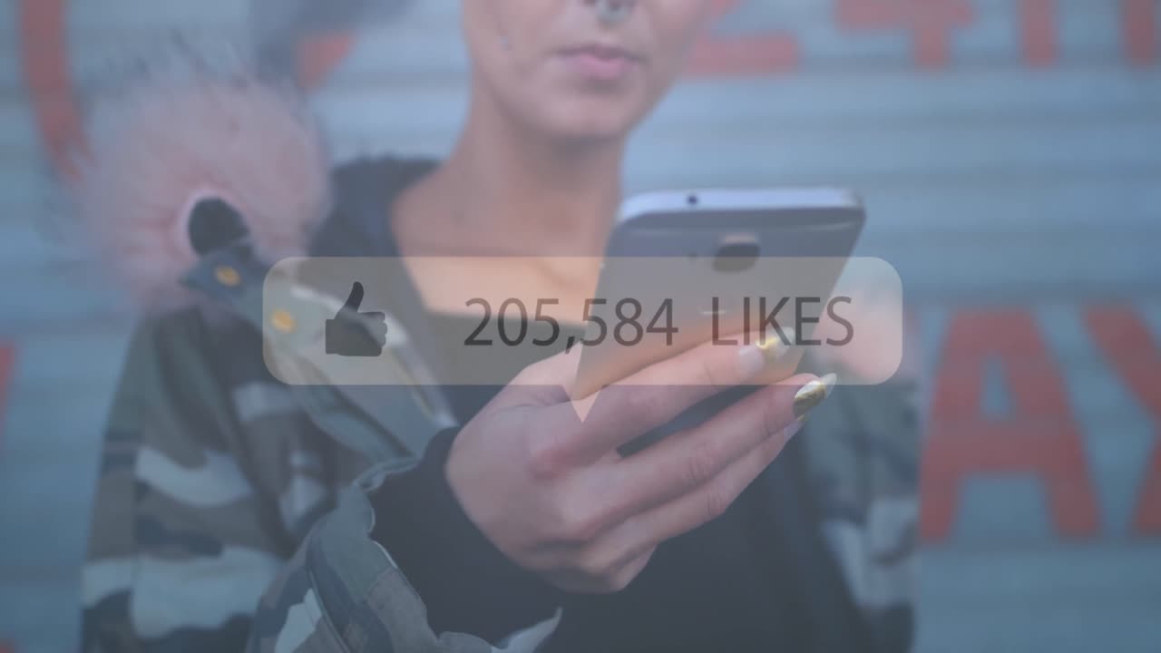 animación de aumento de gustos en una burbuja de habla sobre mujer biracial usando un teléfono inteligente al aire libre.