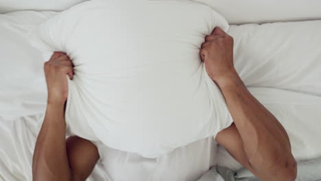 hombre, grito enojado y almohada en la cama para el insomnio