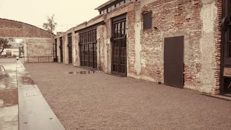 pared de la antigua hacienda con ventanas de hierro negro