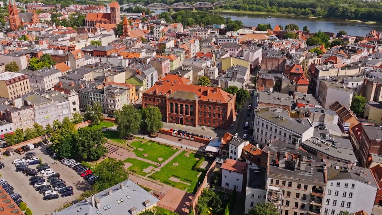 Vista aerea del Liceo Copernico, punto di riferimento nel centro storico di Toruń.