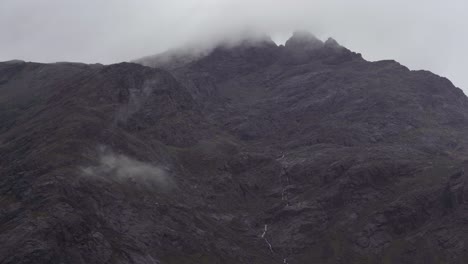 Moody-Misty-Montañas-Escocesas-Con-Nubes-Y-Cascada
