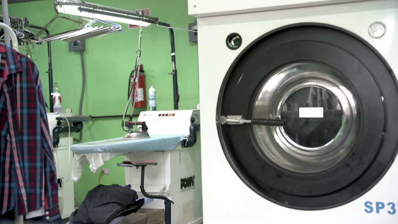 lavadora limpiando algo de ropa sucia