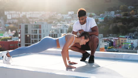 fitness, entrenador y flexiones en el ejercicio deportivo