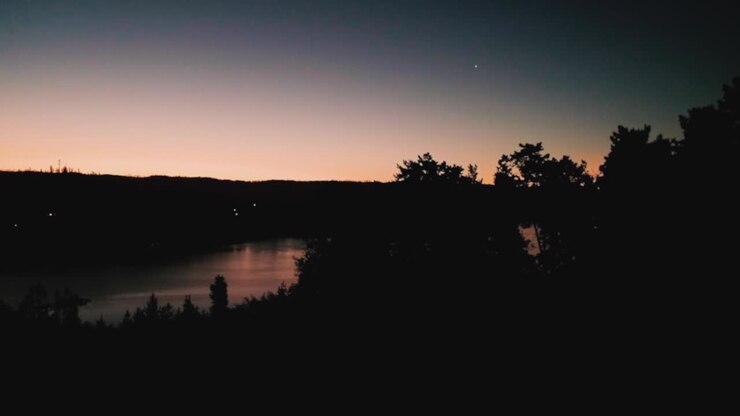 enregistrements de drones depuis le ciel du lac vichuquen avant la nuit
