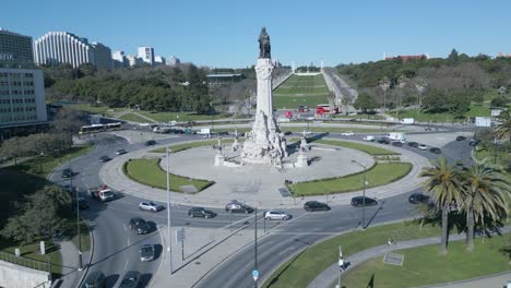 primer plano el marqués de pombal se alza sobre un pedestal monumental con vistas a su ciudad desde esta plaza con eduardo vii detrás