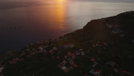 Drohnenflug-über-Der-Stadt-Bei-Sonnenuntergang-Auf-Madeira,-Portugal