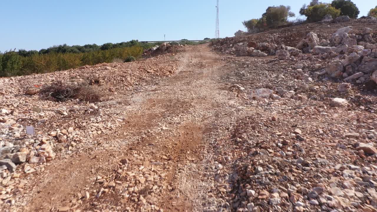 la gente monta sus bicicletas en la naturaleza