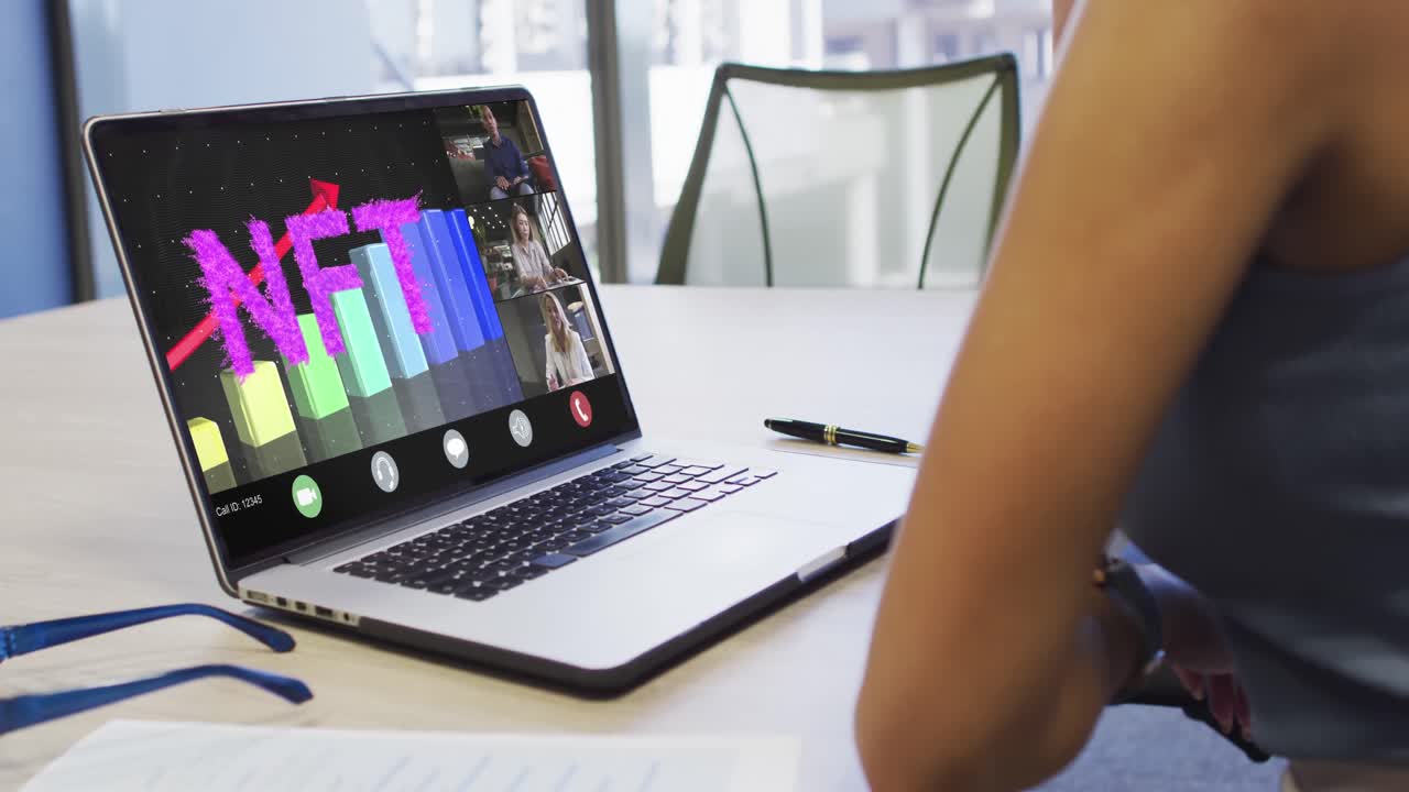 video de una mujer biracial haciendo una videollamada en portátil con diversos compañeros de trabajo