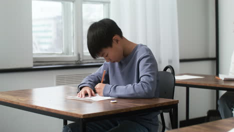 학교 에 있는 아시아 소년